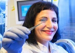 Téměř neviditelné solární články by mohly proměnit okna na solární panely